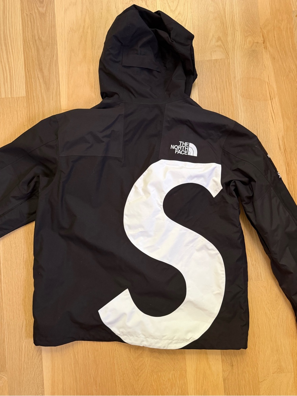 The North Face x Supreme “S” Logo Mountain Jacket - Picture 2 of 3